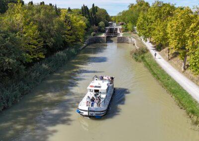 Vue aérienne touristique par drone - Mise en valeur du patrimoine touristique image drone - AIR DRONE ALPES - bateau - canal du midi